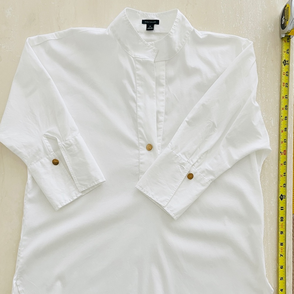 Ann Taylor Women’s Classic White Wide Blouse Shirt XS (runs big) Gold Buttons